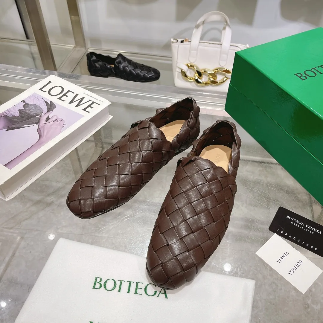 [BV] Top P: 760💰Size for couples: 35-44 (Female, 40, 41, Male 38, 45, custom-made, non-returnable) (Bottega Veneta) Genuine leather outsole, classic woven beanie shoes, two-wear heel set Blessed are the little feet👣👣Comfortable casual shoes that can be worn all year round, made of imported first-layer sheepskin➕fine-quality sheepskin leather, imported sheepskin lining, luxury genuine leather outsole [rose][rose], Bottega Veneta is an Italian luxury brand. Made using traditional Italian leather craftsmanship.